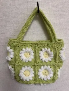 花モチーフの緑色トートバッグ