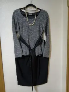 グレーのペプラムトップスとブラックスカートセットアップ