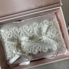 ホワイトリングピロー ハート刺繍