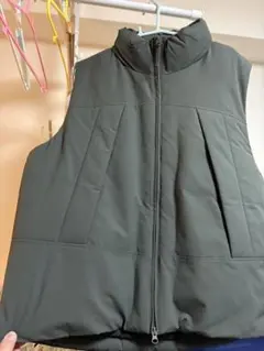 GU カーキ M ダウンベスト