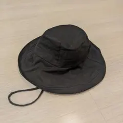 ブラック ストラップ付きハット