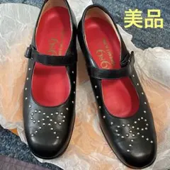 1989 スタッズ付き黒パンプス