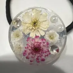 アリッサムと天然石ローズクォーツのヘアゴム〜 ハンドメイド - メルカリ