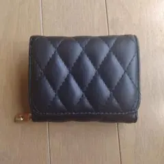 黒い三つ折り財布