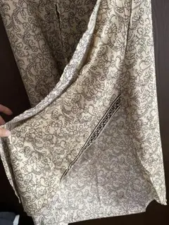 アジアンテイストパンツ　シルキーな素材感