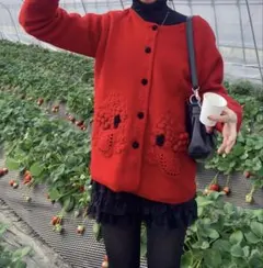 赤いカーディガン 花柄刺繍ポケット