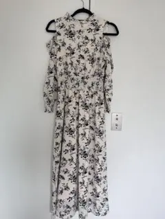 プチフリル×シャーリングショルダー開きモノトーンフラワープリントワンピース