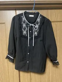 黒のフリルブラウス Mサイズ アクシーズファム