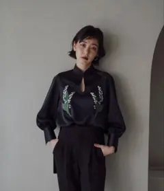 美品　iconology イコノロジー 花を着るブラウス【鈴蘭】のサムネイル