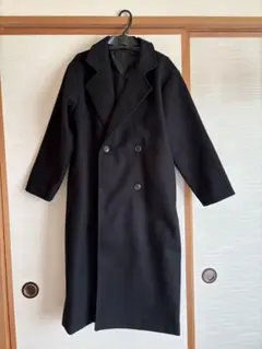黒のダブルブレストロングコート