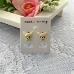 【チワワ】　犬　ハンドメイド　ピアス　樹脂粘土　チタンポスト　クリーム　ベージュ