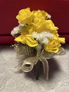 黄色のバラと小花のコサージュ