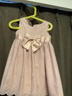 ピンクのリボン付きベビードレス