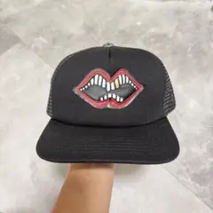 口の形刺繍トラッカーキャップ　ブラック　フリーサイズ