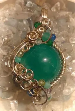 高品質　鮮やかなブルーグリーンのアマゾナイト（１４ｍｍ）　ペンダント