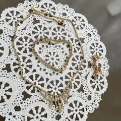 エレガントなネックレス　ブレスレット　イヤリングセット。