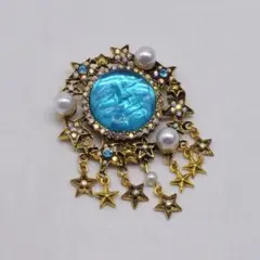 星型装飾付き青いブローチ