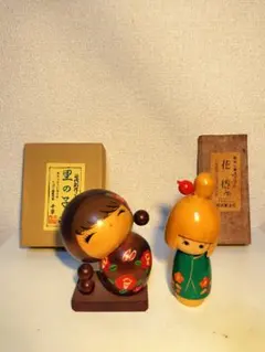 美品】卯三郎こけし しあわせ こけし ペア（緑・赤）台座、立札付き