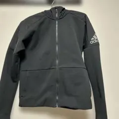 adidas ブラックフード付きパーカー裏起毛　上着150サイズ