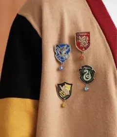 ハリーポッター　4つの寮ロゴブローチ　4点セット　バッジ バッチ　おしゃれ