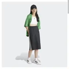 新品＊膝下丈＊アディダス スリーストライプス スカート＊ブラックＭサイズのサムネイル