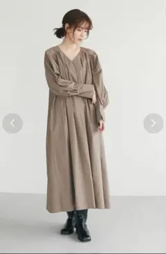 Green Parksグリーン パークスのESCAR ギャザーVネックワンピース