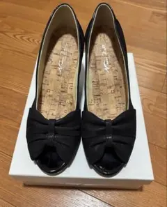 26cm！リボン付き黒オープントゥパンプス
