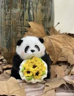 ハンドメイド パンダのぬいぐるみ｜手編みフラワー付き｜インテリア・プレゼント