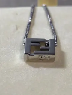 FENDI シルバー ロゴネックレス