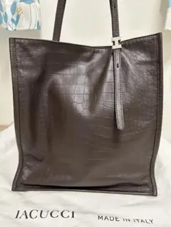 IACUCCI(イアクッチ)の型押しスクエア型トートバッグ　茶色　ブラウンのサムネイル