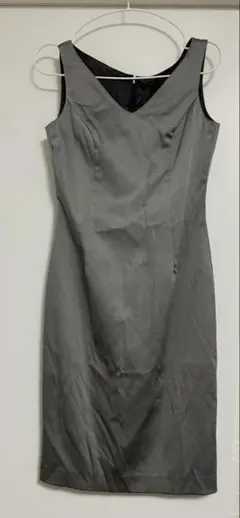 グレー ノースリーブ ひざ丈ワンピースのサムネイル