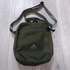 adidas ショルダーバッグ カーキ