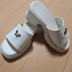 ホワイト バタフライモチーフ ミュールサンダル