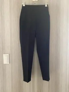 ブラック テーパードパンツ