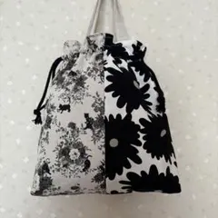 持ち手付き巾着袋　二種類の布　柄に小さい猫がいます内布にポケット付きハンドメイド