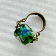 とんぼ玉リング。とんぼ玉指輪。重さ５,８ｇ。セージグリーン色にダイクロ箔。