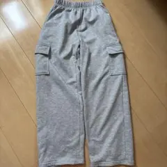 カーゴポケット付きグレーのスウェットパンツ