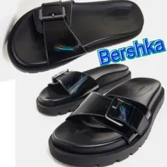 Bershka ベルシュカ　ベナッシ　サンダル　ビーチサンダル スリッパ 黒のサムネイル