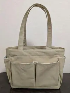 肩掛け出来ます　デコレクションズの生地で作ったポケットいっぱいトートバッグ