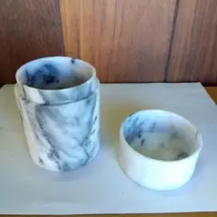 大理石のシンプルな小物入れ　円柱形