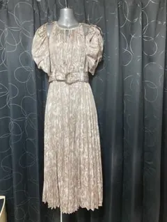 スナイデル未使用タグ付きベルト付きベージュ系パフスリーブロングプリーツワンピース