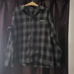 黒チェックシャツ