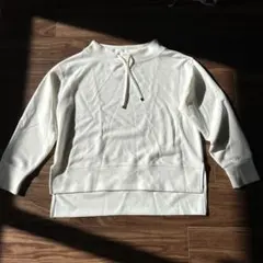 ホワイト　フードなし　スウェットパーカー