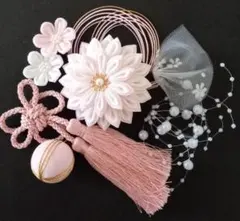 つまみ細工の髪飾り 薄ピンクの二重半くす、タッセル、ちりめん玉他 成人式 卒業式