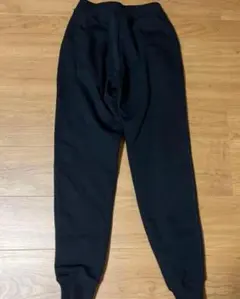 黒 スウェットパンツ フィット感あり