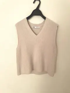 【zara】 Vネック ニットベスト ベージュ Mサイズのサムネイル