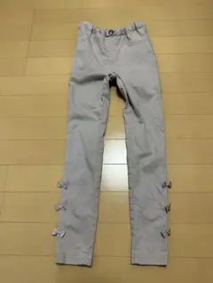 リボン付きピンクグレー長ズボン