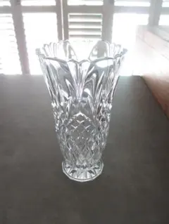 カットが美しい重厚なガラス製花瓶 花器 フラワーベース