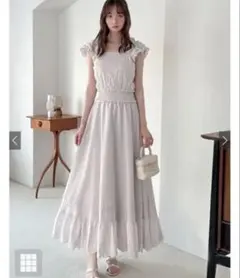 フリル付きグレーのマキシドレス