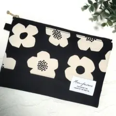 4823✿20cmフラットポーチ✿カードポケット付き✿北欧フラワーブラック